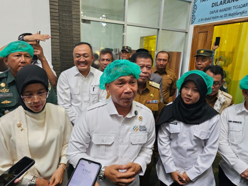Menteri Kependudukan dan Pembangunan Keluarga (KemendukBangga) / BKKBN Salurkan MBG Bagi Ibu Hamil di Majalengka