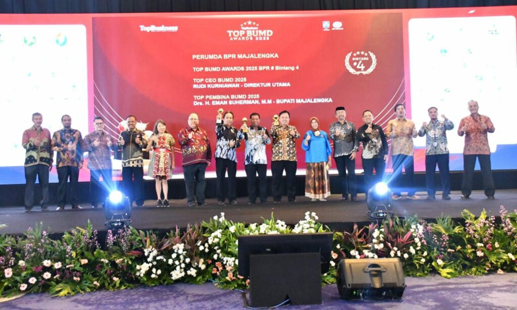 Bupati Majalengka Eman Suherman Raih Penghargaan TOP BUMD AWARD