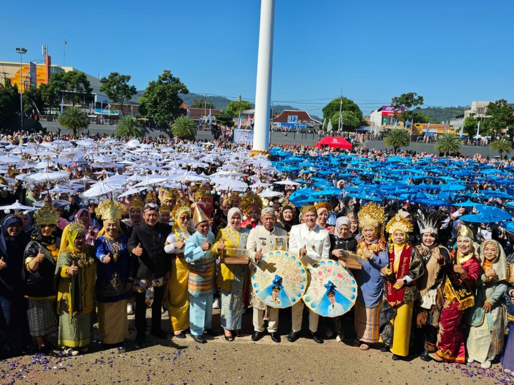 Momen Hardiknas Bupati Majalengka Kasih Kado Pemberian Insentif Untuk Guru
