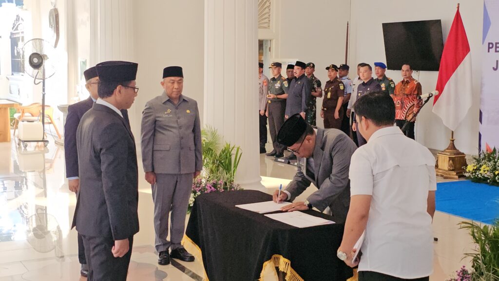 Bupati Eman Suherman Lantik Aeron Randi Menjadi Sekertaris Daerah Majalengka