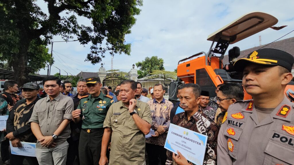 Bupati Majalengka Eman Suherman Serahkan Alsintan Kepada Kelompok Tani