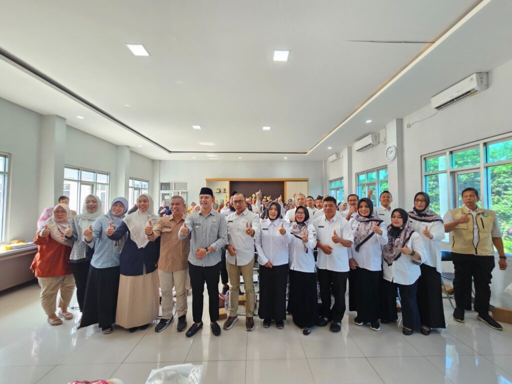 Wakil Bupati Majalengka Serahkan Petikan Keputusan Bupati Terkait Pengangkatan Kepala UPTD, Pastikan Pelayanan Kesehatan Tetap Prima Tanpa Kekosongan Jabatan
