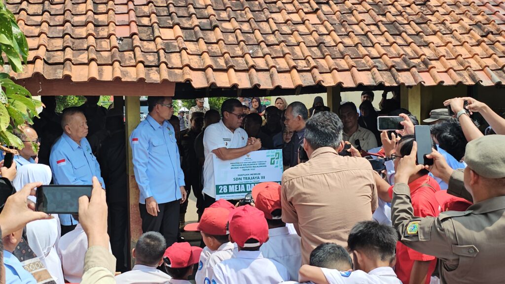 Pemkab dan Baznas Majalengka Salurkan Bantuan Meubelair ke SDN Trajaya III