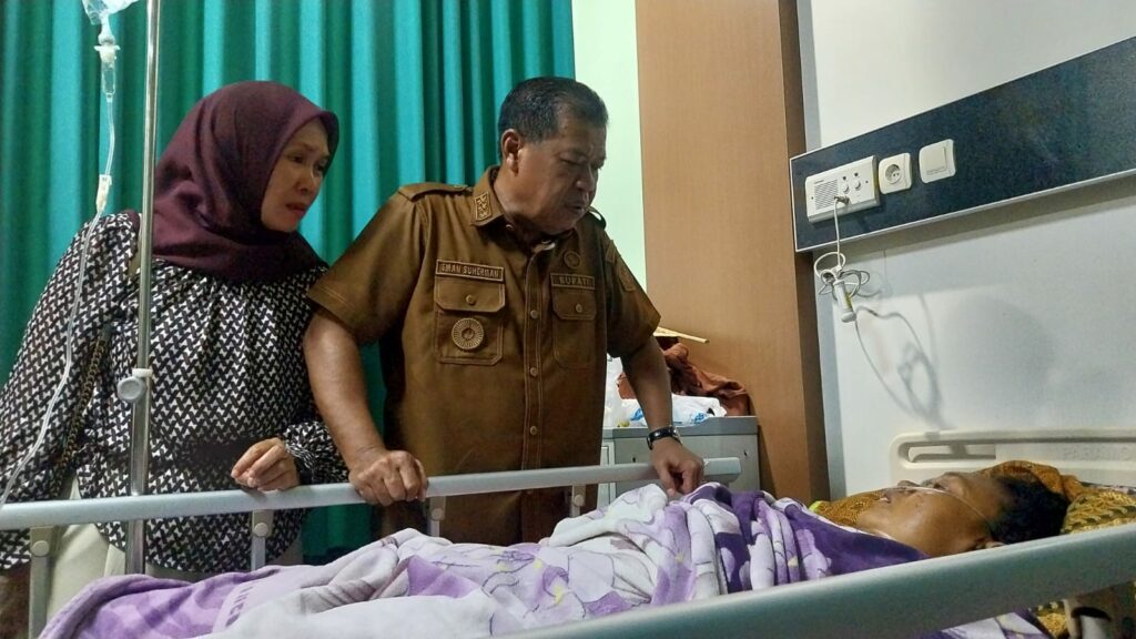 Bentuk Kepedulian Mendalam, Bupati Majalengka Jenguk Korban Kecelakaan Rombongan Ziarah di Rumah Sakit