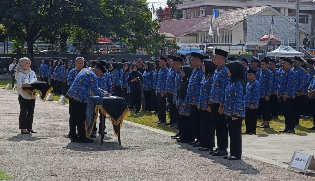 Bupati Majalengka Serahkan Petikan SK PPPK Paruh Waktu untuk 3.492 orang