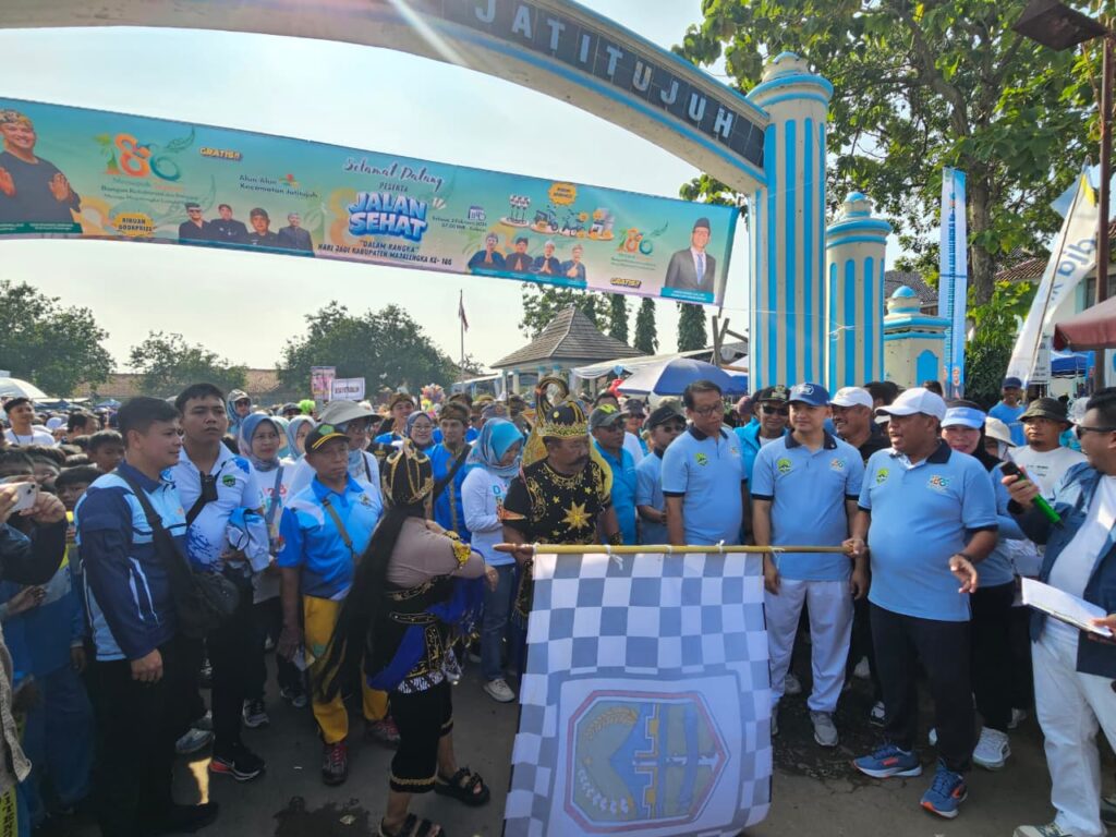 Meriahkan Hari Jadi Ke-186, Ribuan Warga Majalengka Utara Ikuti Jalan Santai Bersama Bupati