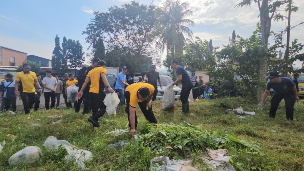 Kolaborasi Geber Jumat, Pemkab Majalengka Bersihkan Pasar Cigasong