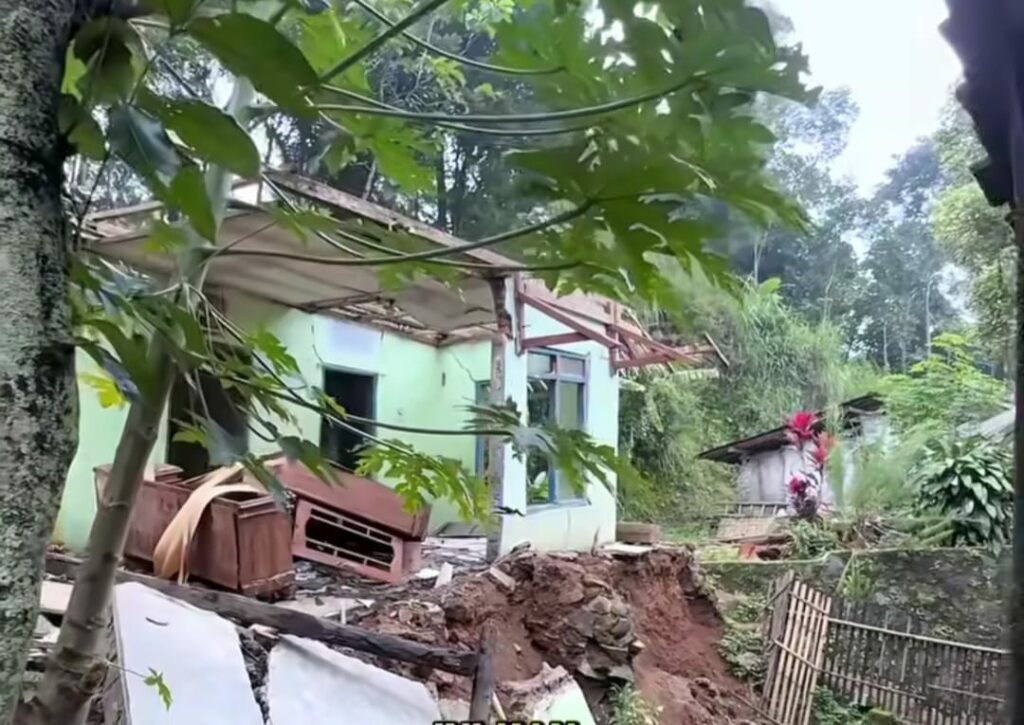 Gerak Cepat Bupati Eman Suherman Tinjau Lokasi Tanah Bergerak di Malausma, Siapkan Relokasi.
