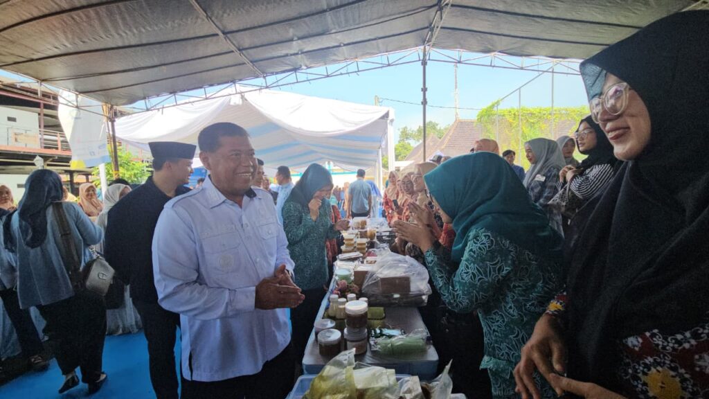 Bazar Peduli Ramadhan TP PKK dan Dharma Wanita Majalengka Disambut Antusias Warga.
