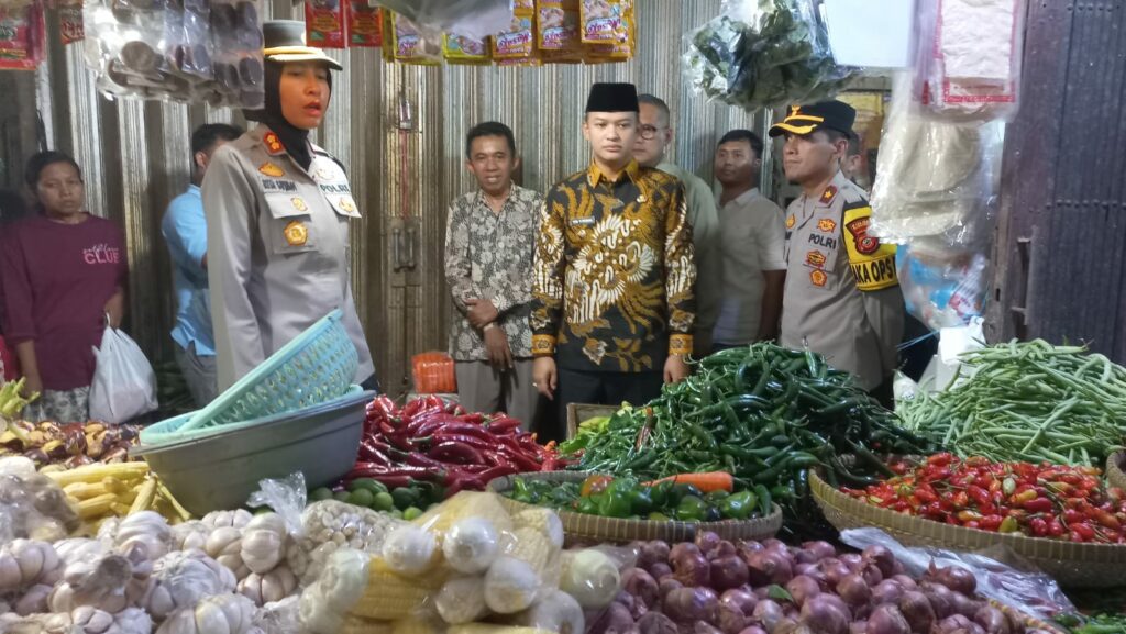 Sidak Pasar Kadipaten, Wabup dan Kapolres Pastikan Stok Pangan Aman Jelang Lebaran.